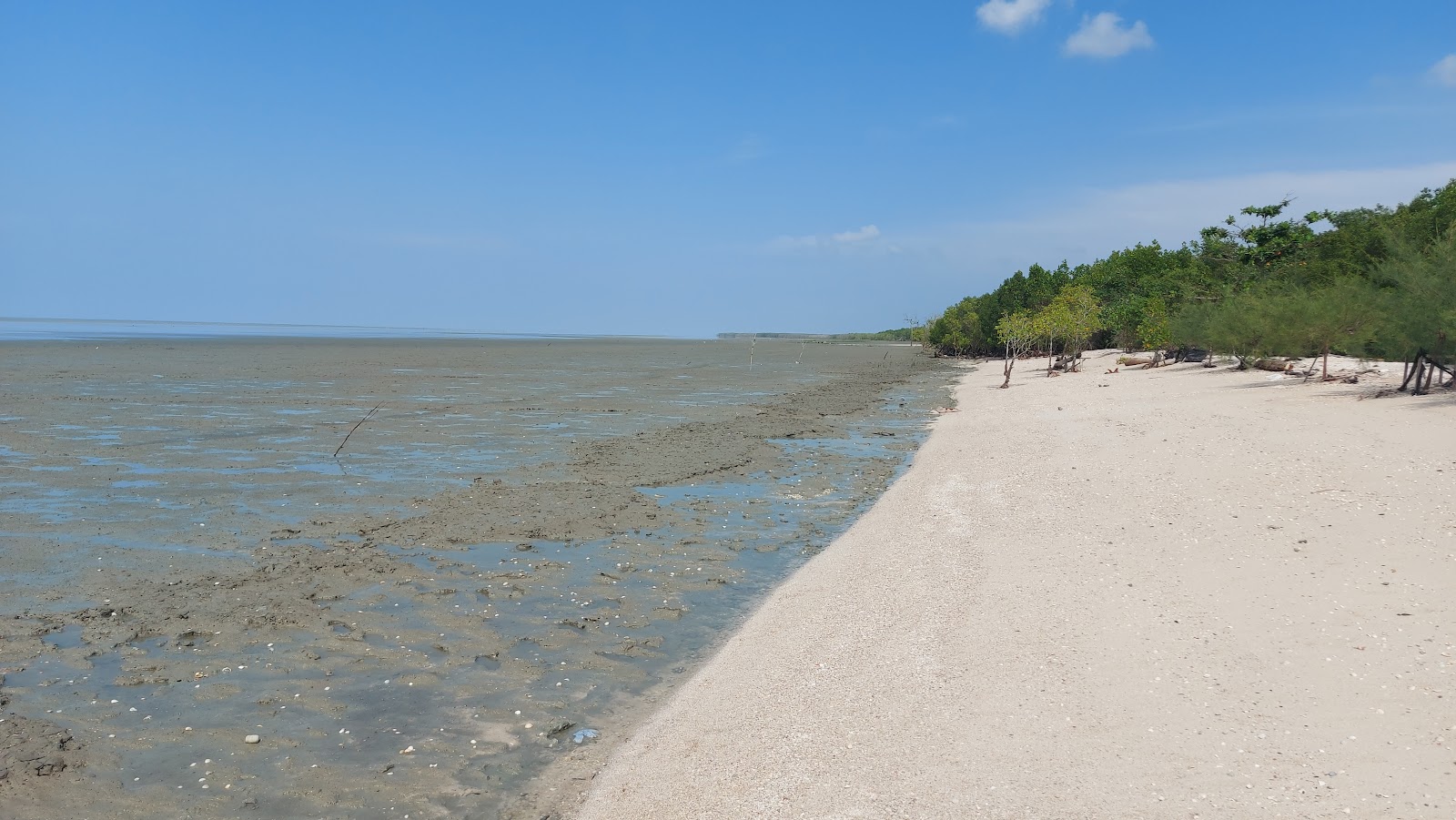 Valokuva Sungai Kajang Beachista. pinnalla kirkas simpukkahiekka:n kanssa