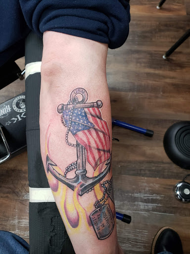 Tattoo Shop «Kings & Queens Tattoo Studio», reviews and photos, 2757 N Dixie Hwy, Monroe, MI 48162, USA