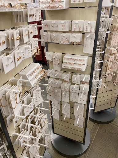 Clothing Store «Old Navy», reviews and photos, 634 Spectrum Center Dr, Irvine, CA 92618, USA