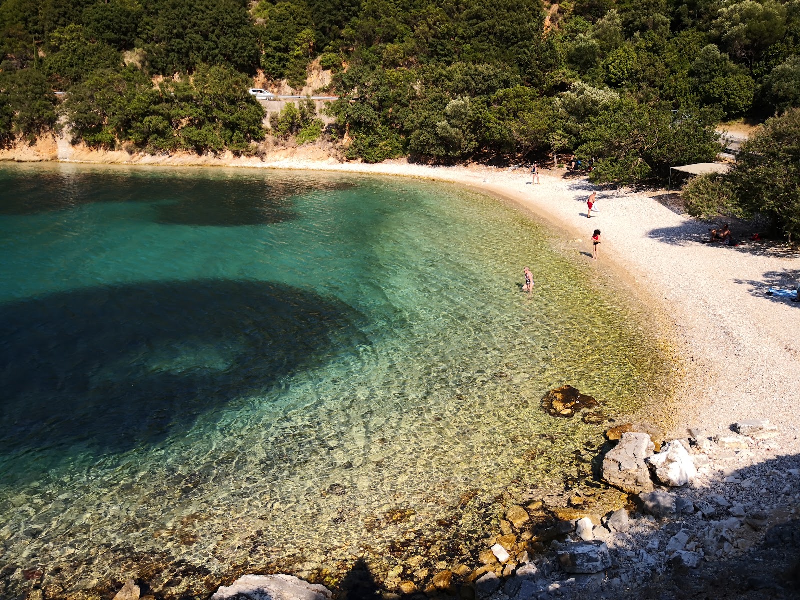 Foto van Kourvoulia beach II met lichte fijne kiezelsteen oppervlakte