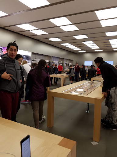 Computer Store «Apple Easton Town Center», reviews and photos, 4210 The Strand, Columbus, OH 43219, USA