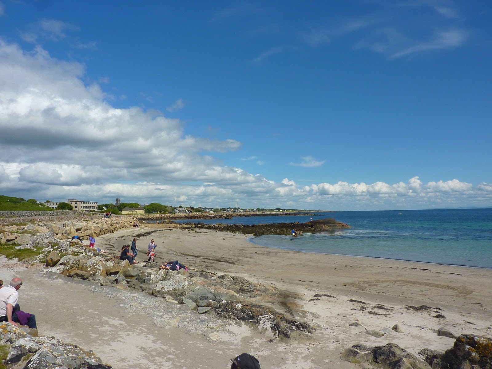 Gleninagh Beach的照片 带有碧绿色纯水表面