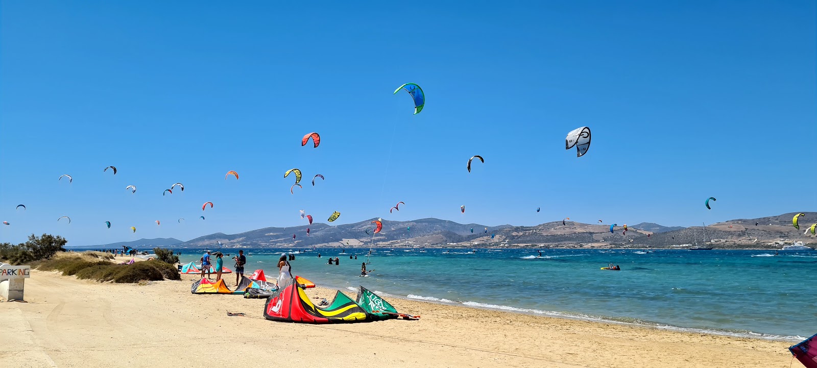Paros Kite beach'in fotoğrafı geniş plaj ile birlikte