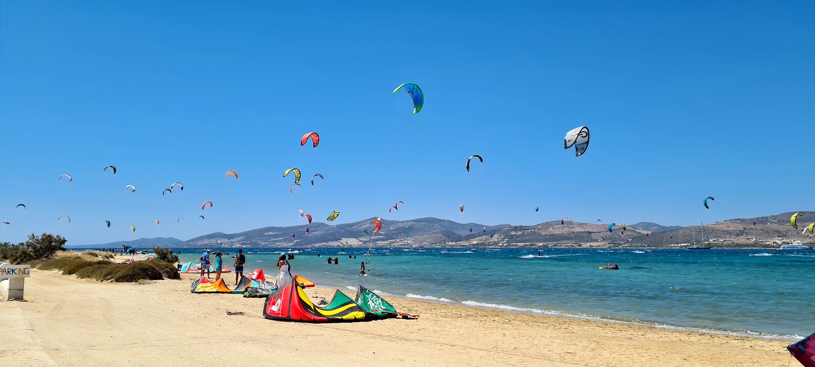 Foto van Paros Kite beach met ruim strand