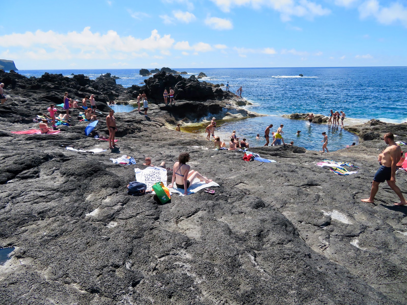 Foto av Caneiros Beach med stenar yta