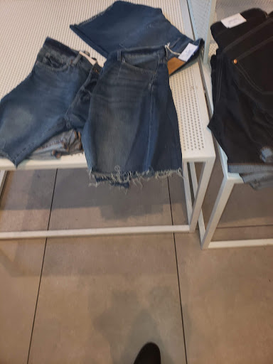 Clothing Store «H&M», reviews and photos, 2 S 69th St, Upper Darby, PA 19082, USA