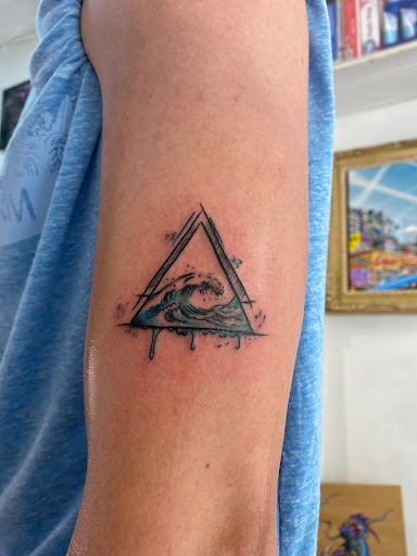 Explore hummingbird tattoo ideas, creative tattoo ideas in Honolulu, available at 434 TATTOO WAIKIKI
