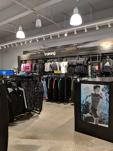 Sportswear Store «Columbia Sportswear Outlet at The Outlet Shoppes at Gettysburg», reviews and photos, 1863 Gettysburg Village Dr, Gettysburg, PA 17325, USA