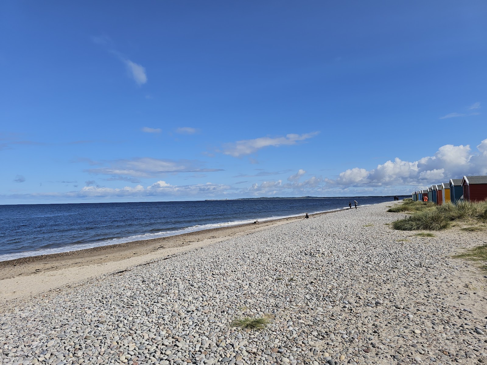 Findhorn Beach的照片 带有碧绿色纯水表面