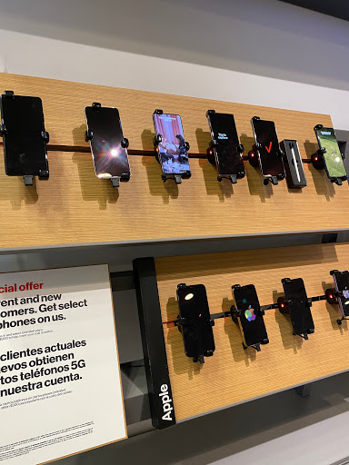 Cell Phone Store «Verizon», reviews and photos, 90-15 Queens Blvd, Elmhurst, NY 11373, USA