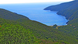 Photo de Paralia Ampelos protégé par des falaises