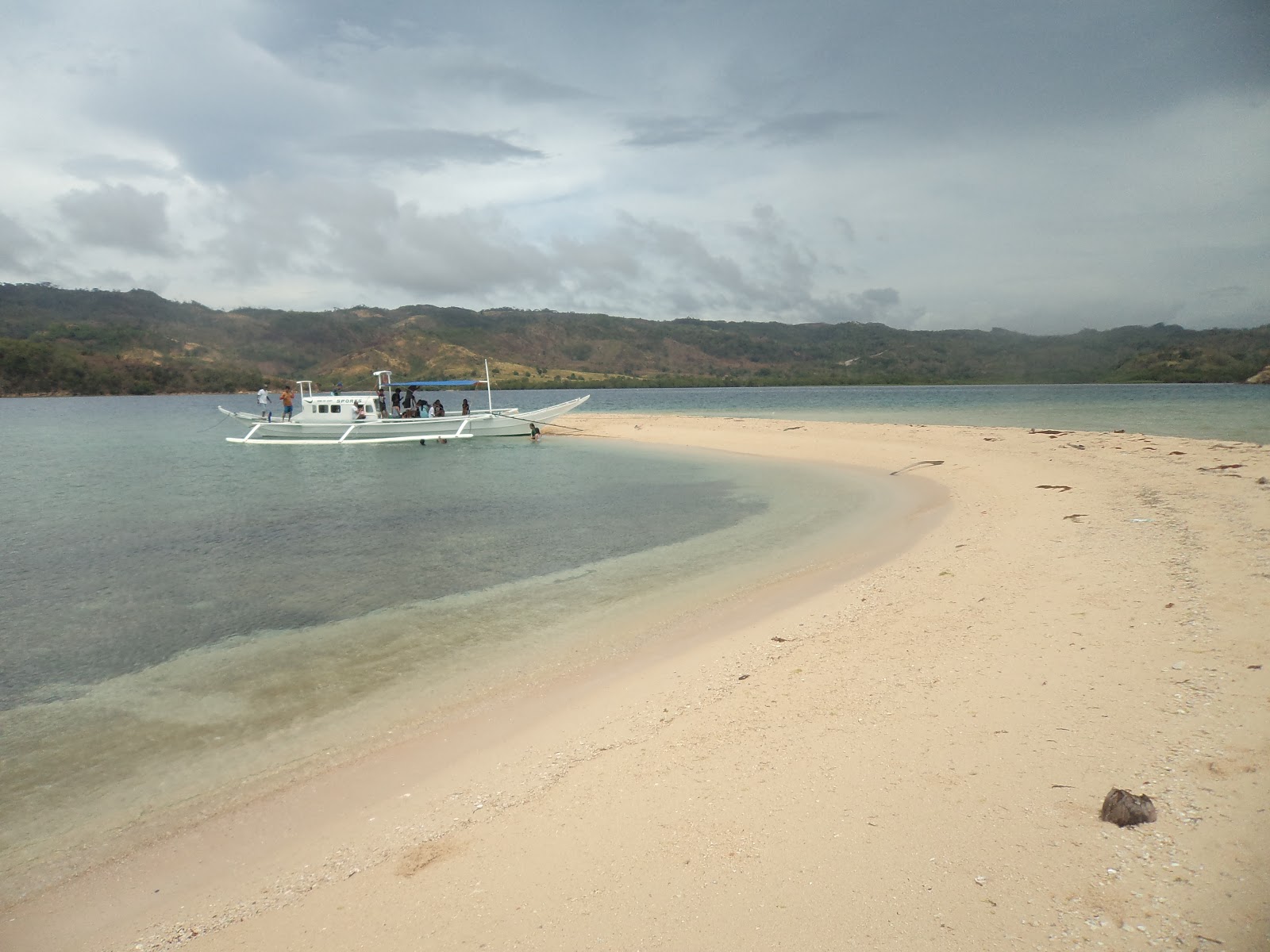 Photo de Aslom Island Beach avec l'eau cristalline de surface