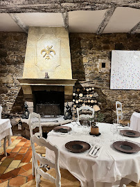 Atmosphère du Restaurant français L'Auberge des Tuileries à Forcalqueiret - n°2