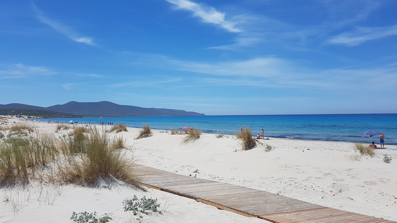 Fotografija Plaža Su Giudeu in naselje