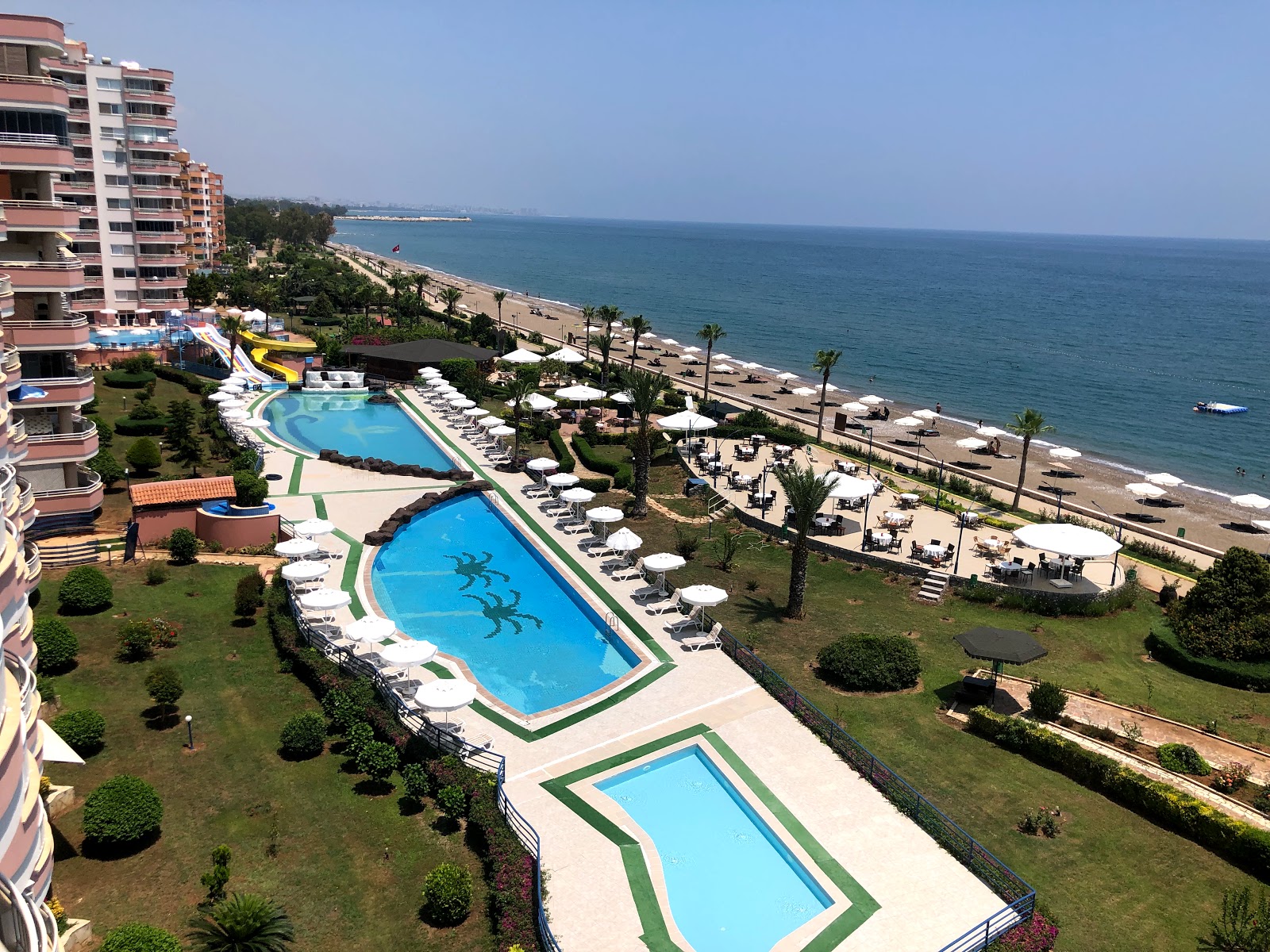 Foto di Limonlu beach con una superficie del sabbia beige
