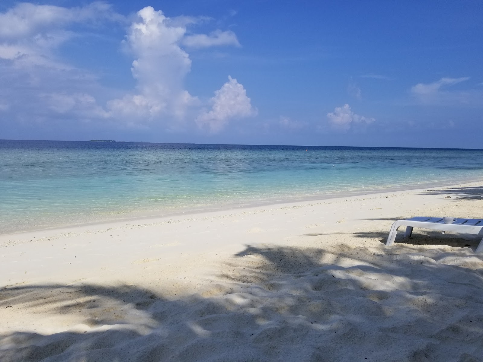 Gunbaru Beach'in fotoğrafı - rahatlamayı sevenler arasında popüler bir yer