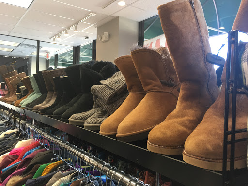 Used Clothing Store «Clothes Mentor», reviews and photos, 306 Oyster Point Rd, Newport News, VA 23602, USA