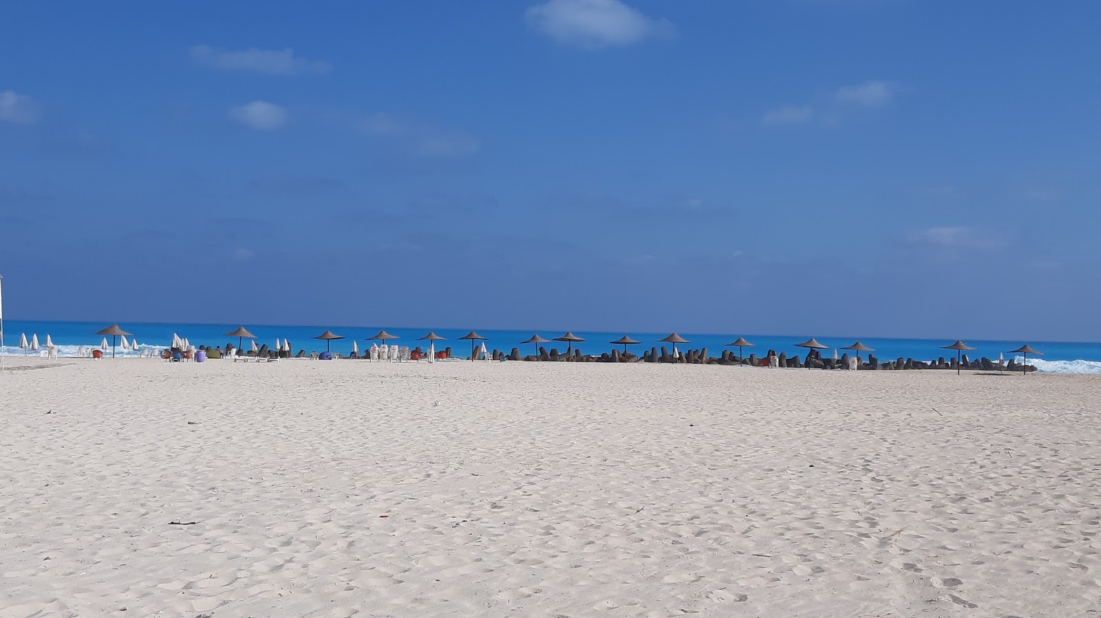 Marbella Beach的照片 带有碧绿色纯水表面