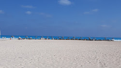 Foto von Marbella Beach mit türkisfarbenes wasser Oberfläche