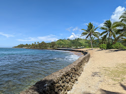 Foto von Naviti Beach von Klippen umgeben
