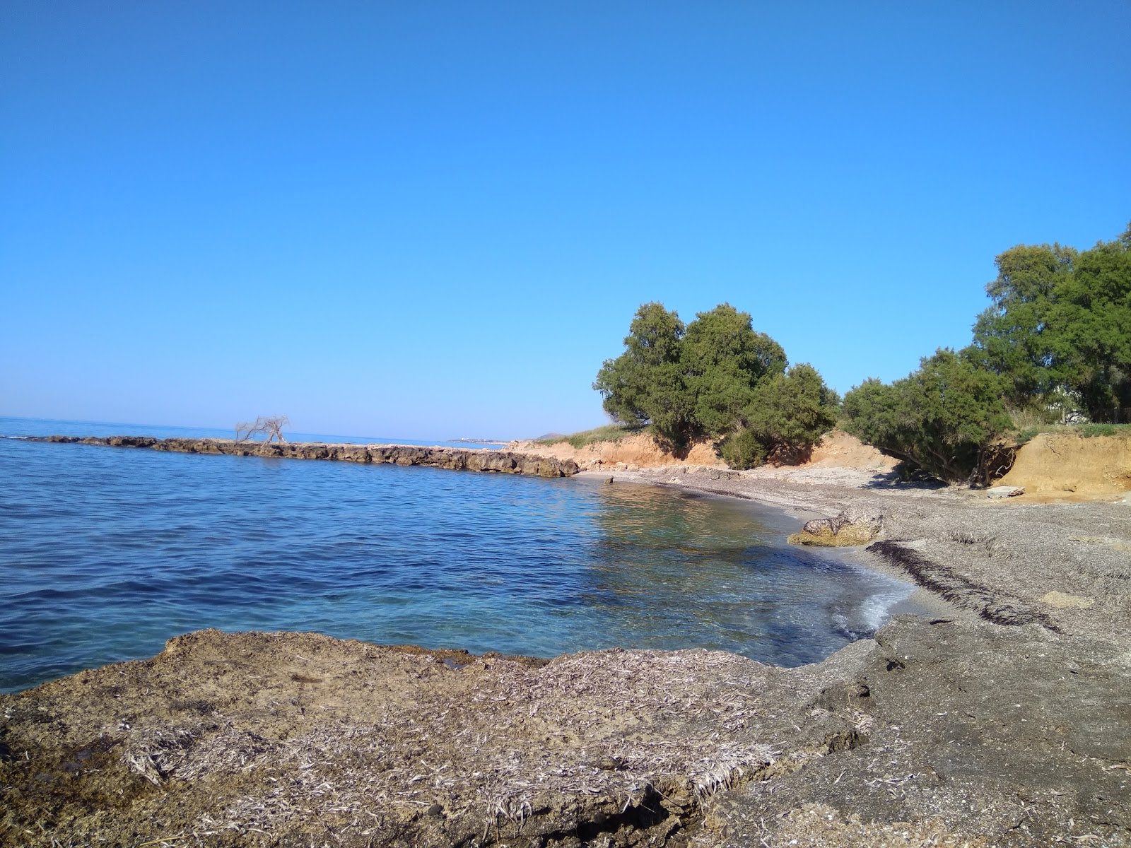 Fotografija Pirgos Beach z rjavi pesek površino