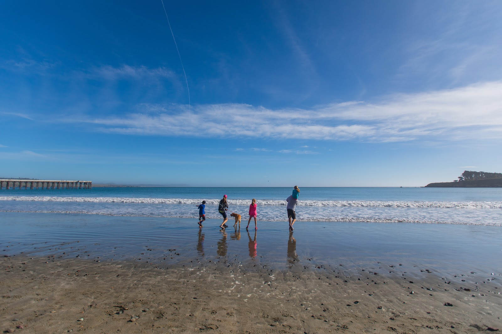 Foto de San Simeon Pier beach rodeado por montanhas