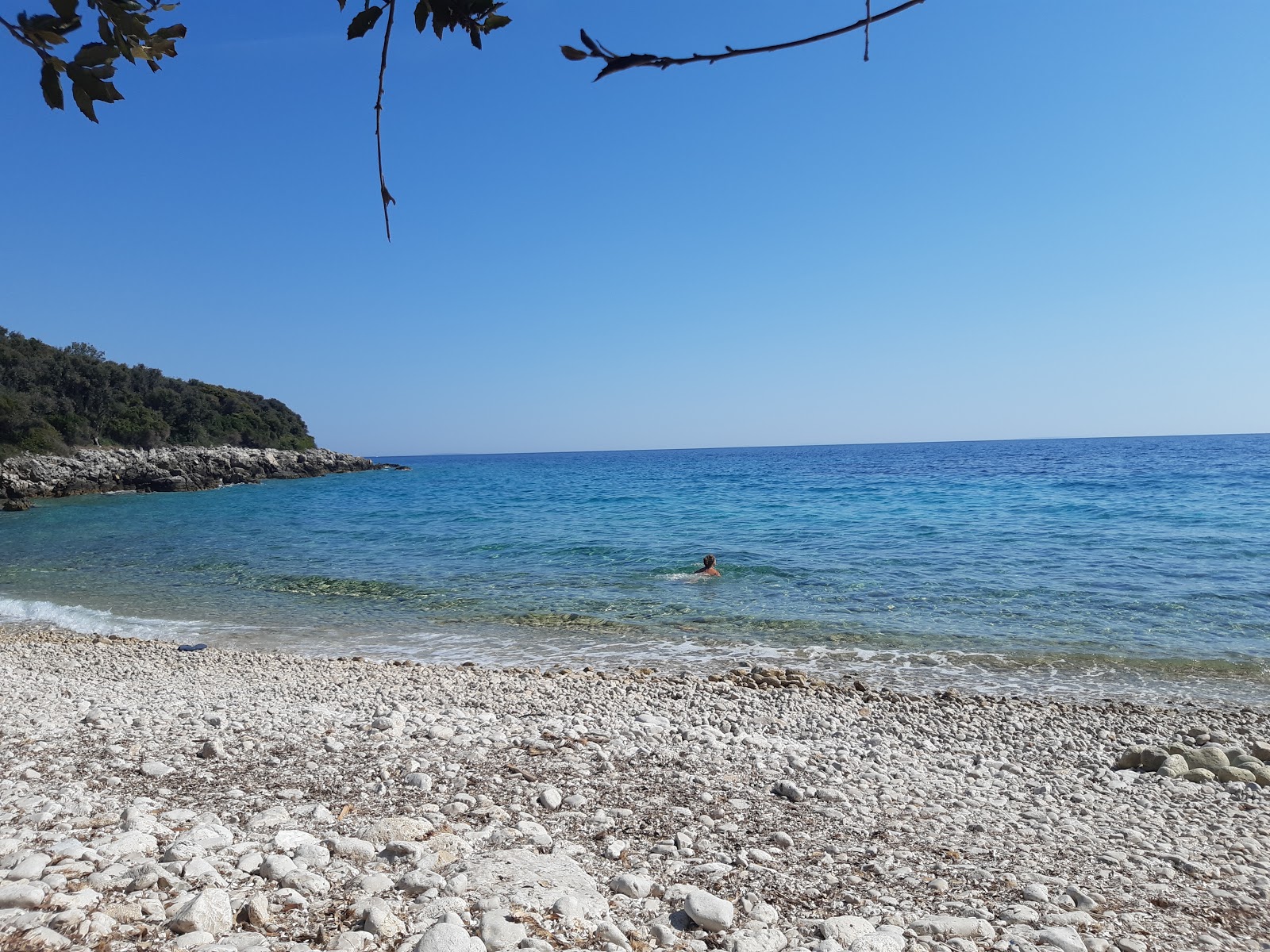 Foto de Portogruaresi beach con guijarro ligero superficie