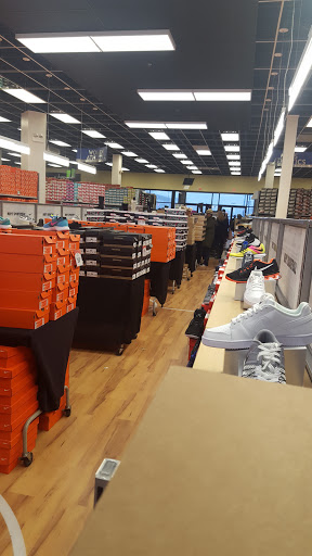 Shoe Store «Shoe Carnival», reviews and photos, 7001 Cermak Rd, Berwyn, IL 60402, USA