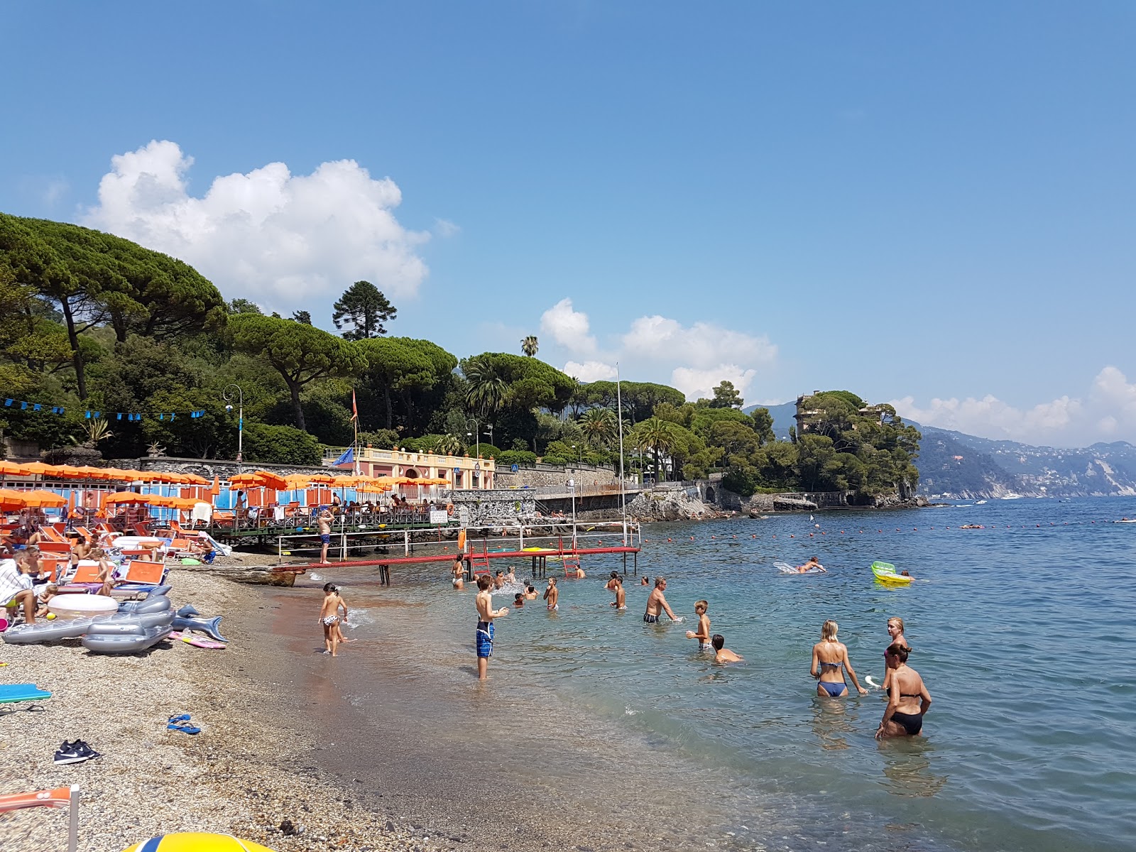 Fotografie cu San Michele di Pagana Beach cu o suprafață de pietricele mici de culoare gri