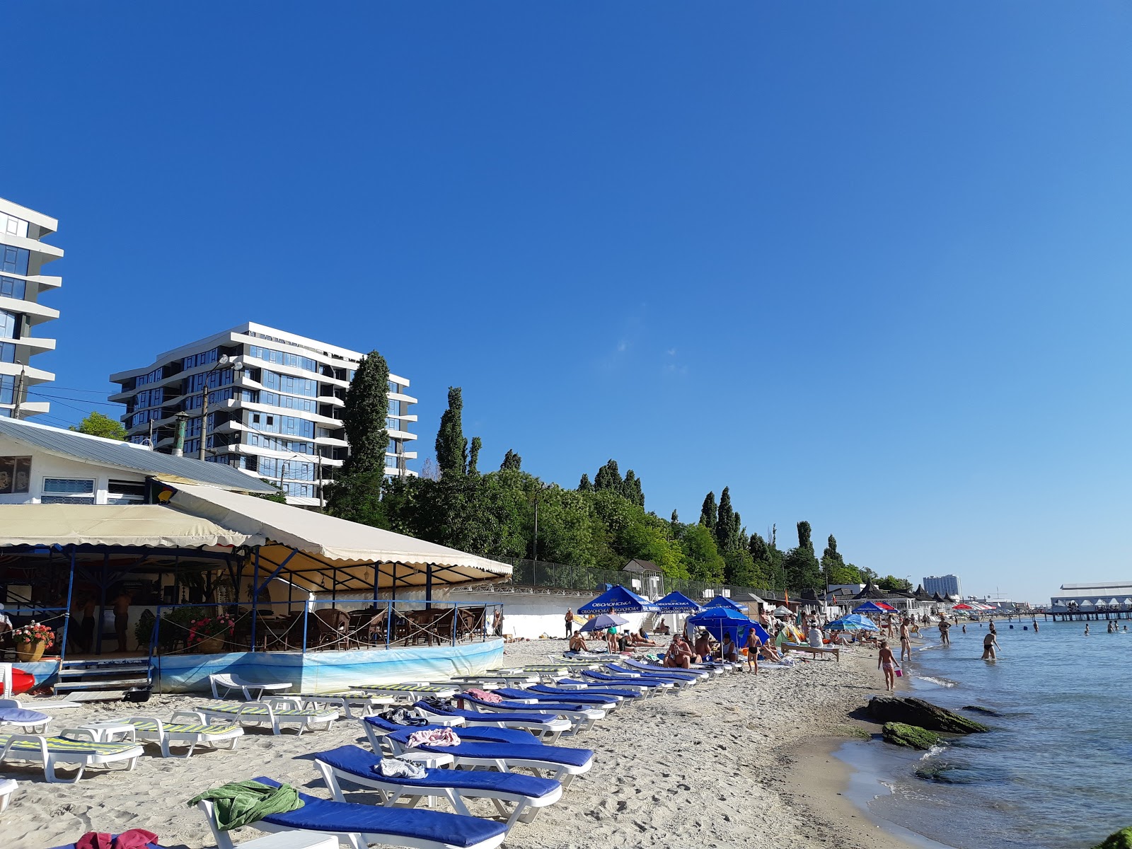 Fotografija Riv'yera Plyazh z zelena čista voda površino