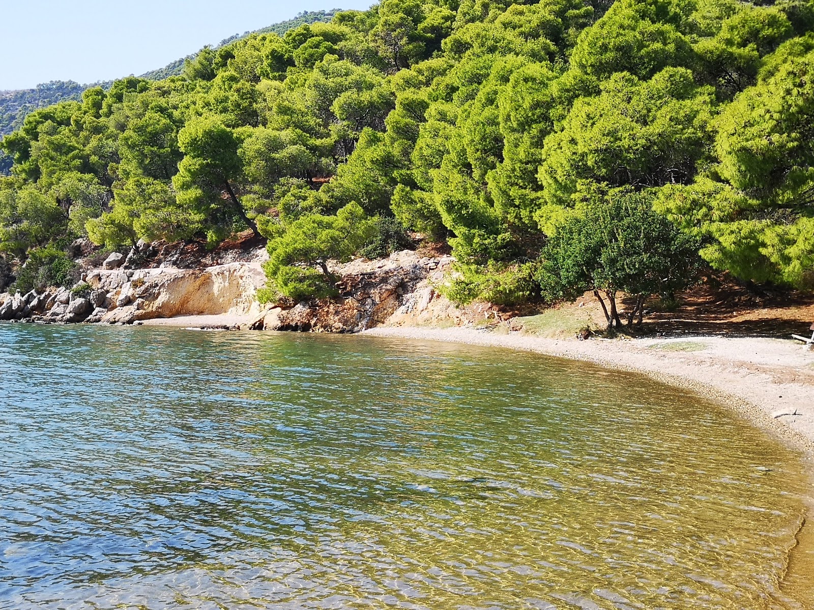 Kalamaki beach的照片 带有碧绿色纯水表面