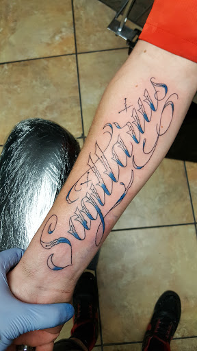 Tattoo Shop «New Traditions Tattoo Studio», reviews and photos, 720 S Twin City Hwy, Nederland, TX 77627, USA