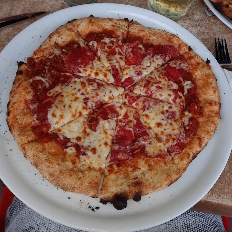 IJssalon-Lunchroom-Pizzeria Mezzaluna