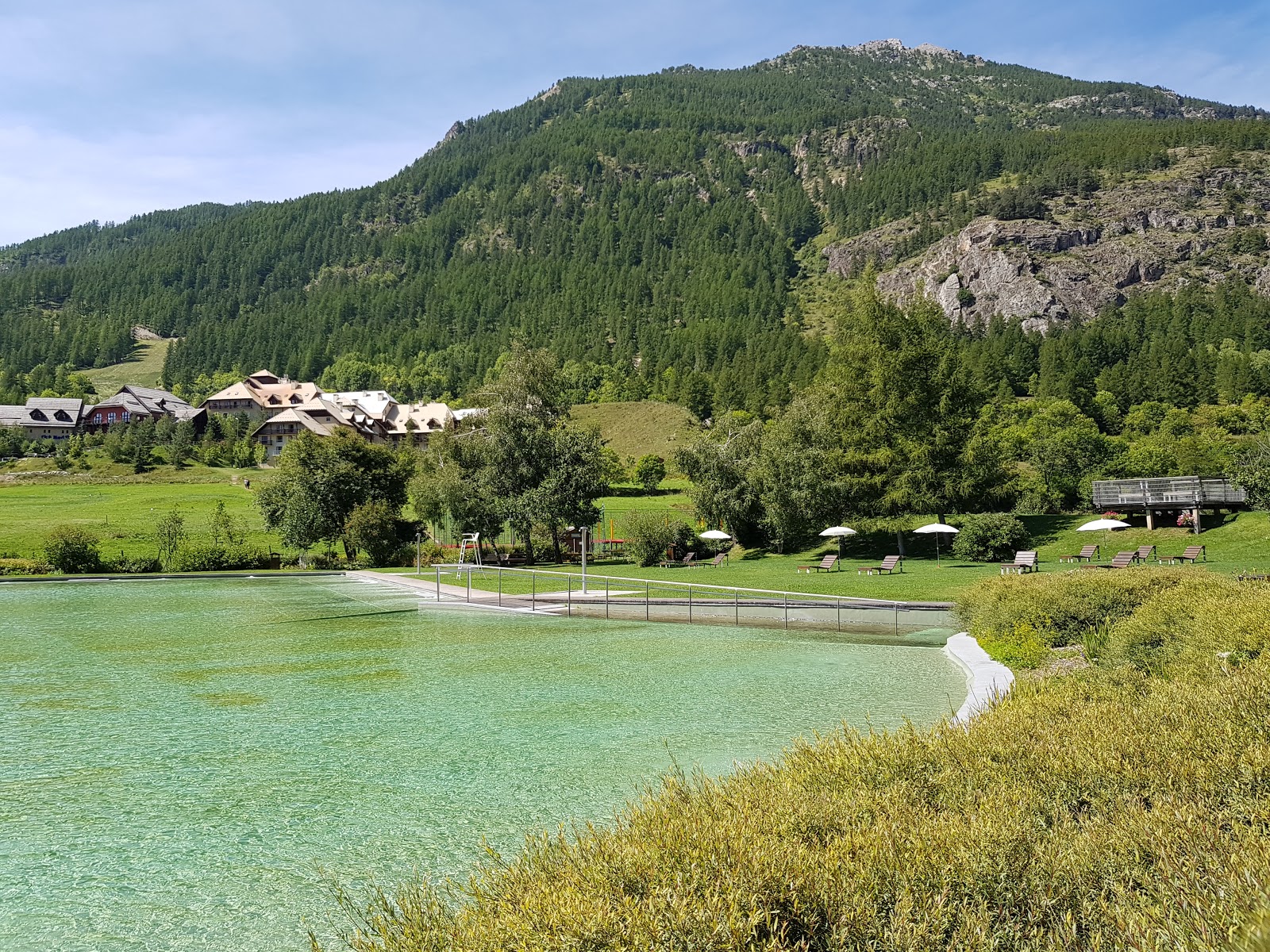 Foto von Plage du Lac du Pontillas Beach und die siedlung