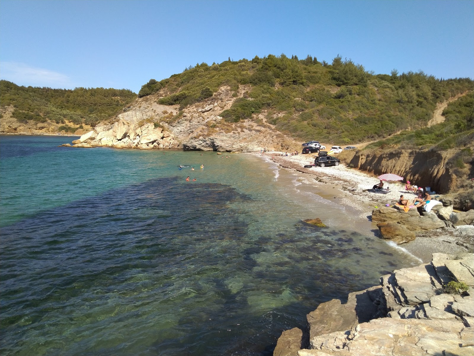 Foto av Akcaylar Bay med vit sten yta