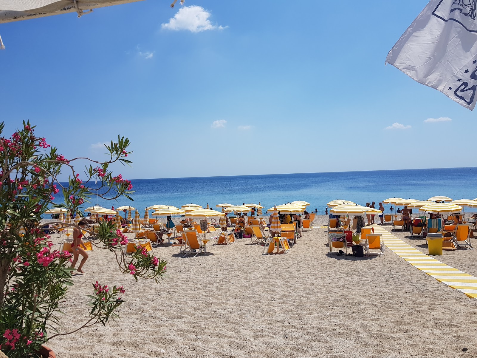 Montepaone Lido Вeach'in fotoğrafı - rahatlamayı sevenler arasında popüler bir yer
