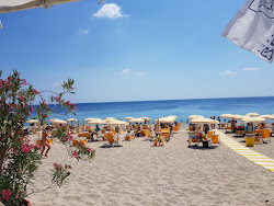 Montepaone Lido Вeach'in fotoğrafı - rahatlamayı sevenler arasında popüler bir yer