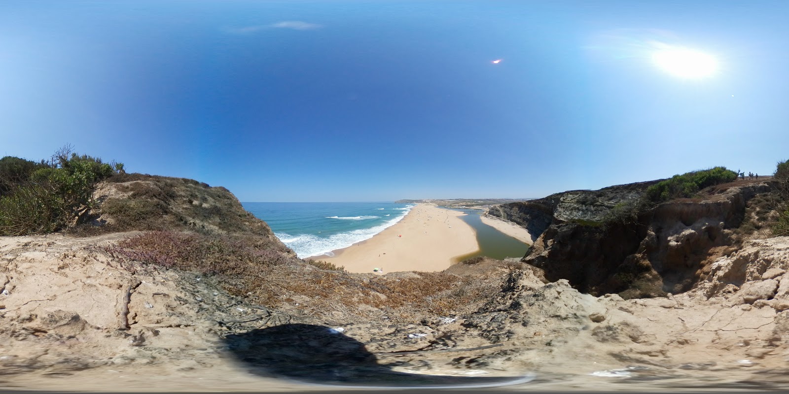 Praia Azul'in fotoğrafı uçurumlarla desteklenmiş