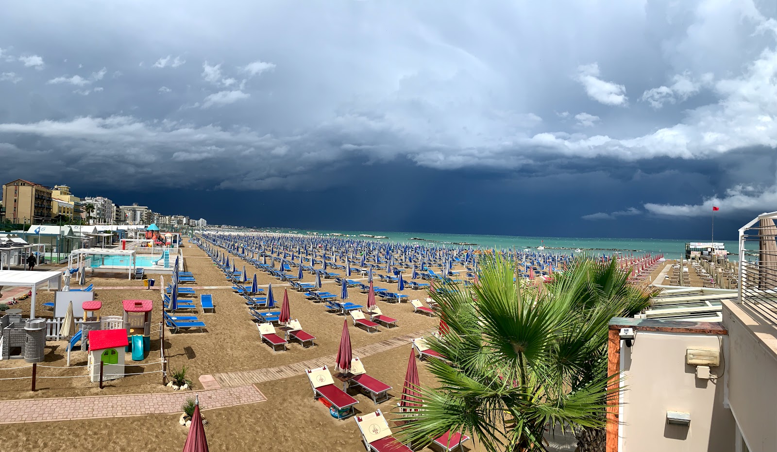 Photo de Plage de Cattolica avec sable fin et lumineux de surface