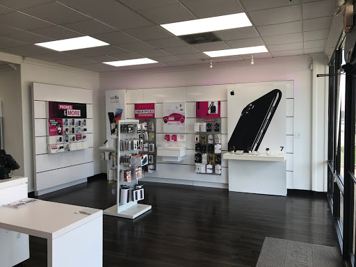 Cell Phone Store «T-Mobile», reviews and photos, 6311 Old FM 1488 Rd, Magnolia, TX 77354, USA
