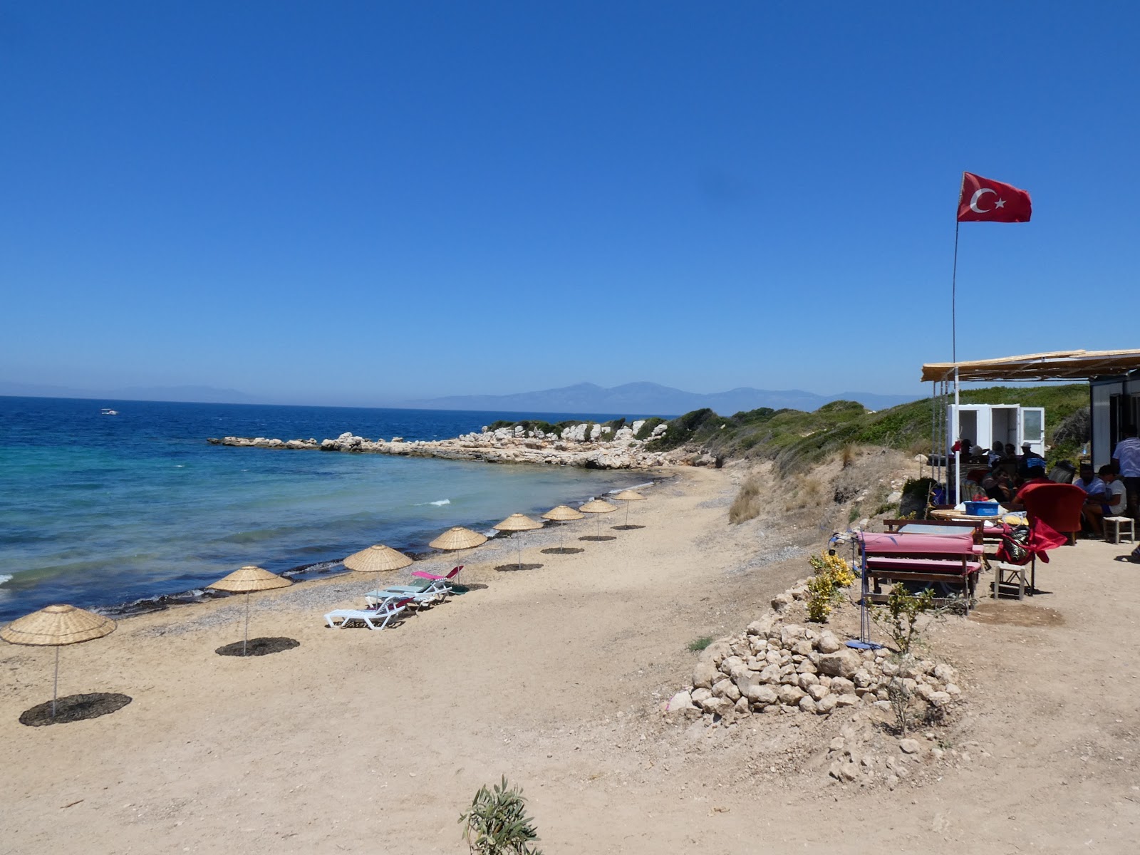 Sarıkum Plajı'in fotoğrafı uçurumlarla desteklenmiş