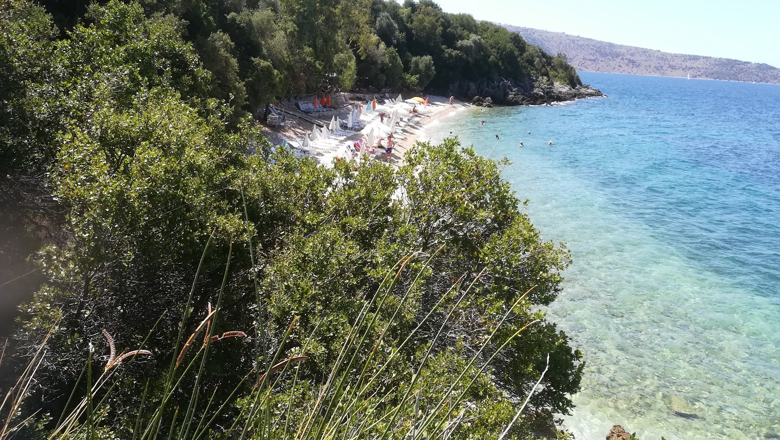 Foto de Cat beach con pequeños guijarros blancos superficie