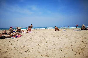 חוף גנדי (חוף הקשתות) image