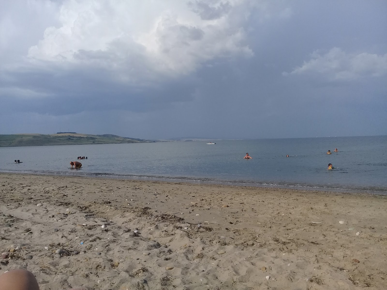 Foto von Guneyli sahil mit brauner sand Oberfläche