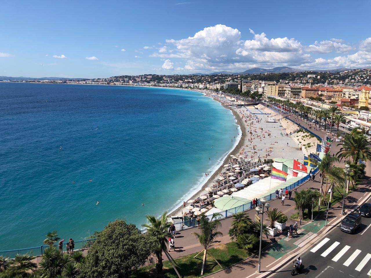 Foto von Plage de St. Helene mit beiger kiesel Oberfläche