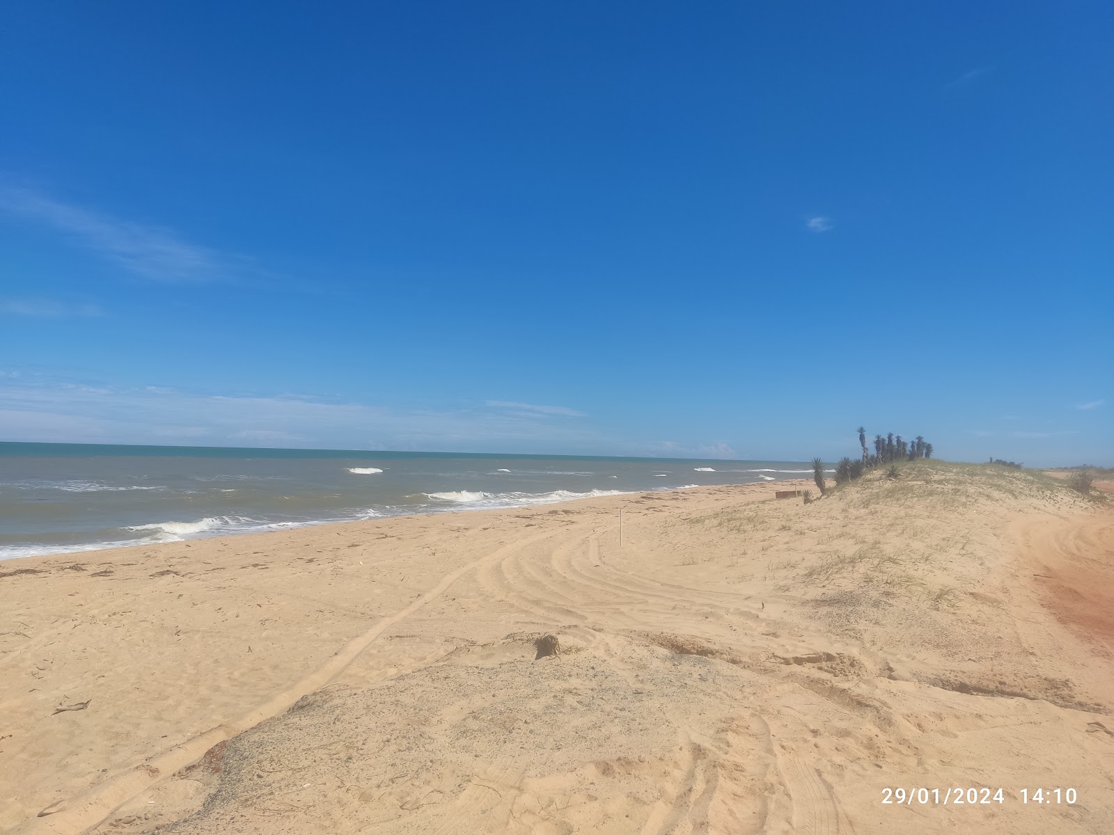 Foto di Praia Maria da Rosa con una superficie del sabbia beige