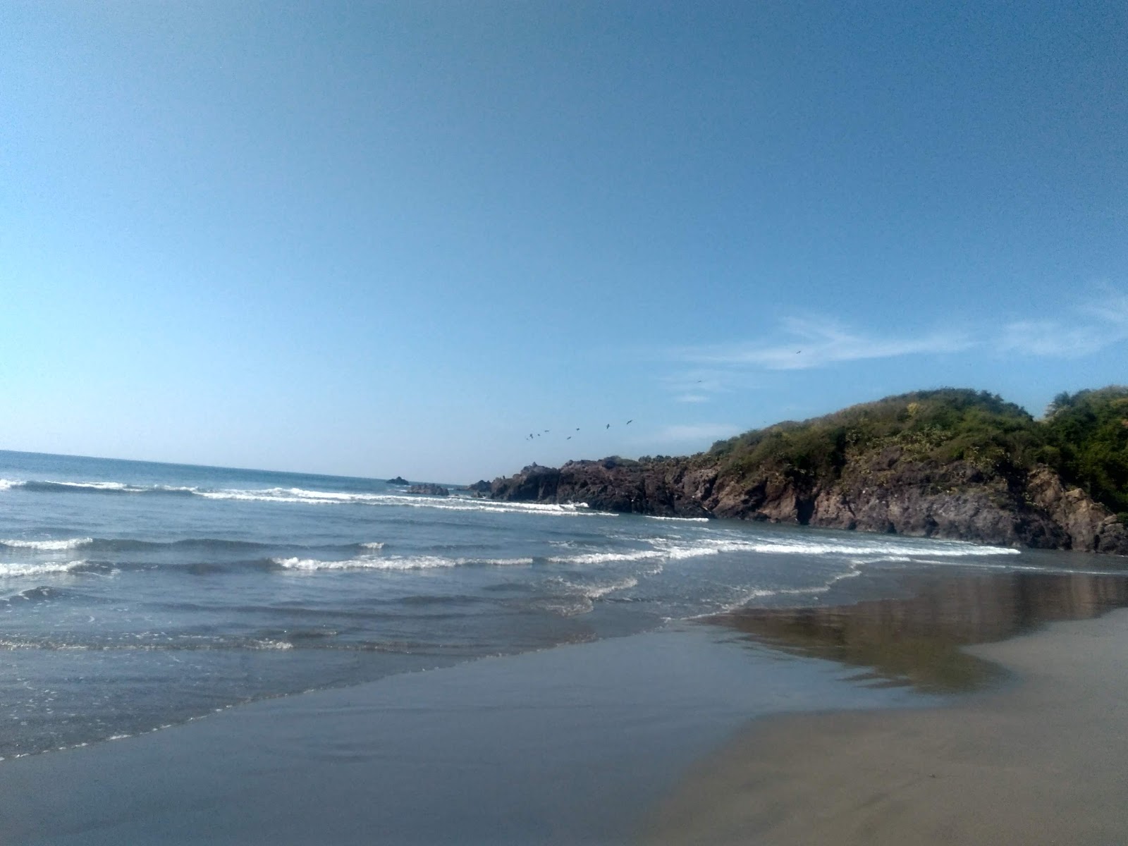 Foto von Playa Chuquiapan umgeben von Bergen
