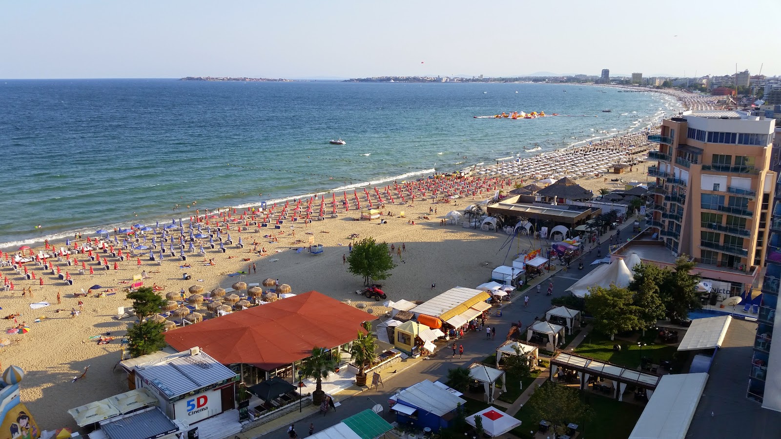 Fotografie cu Sunny beach cu nivelul de curățenie înalt