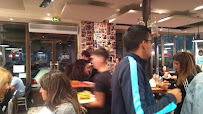 Atmosphère du Restaurant de hamburgers Schwartz’s Deli à Paris - n°17