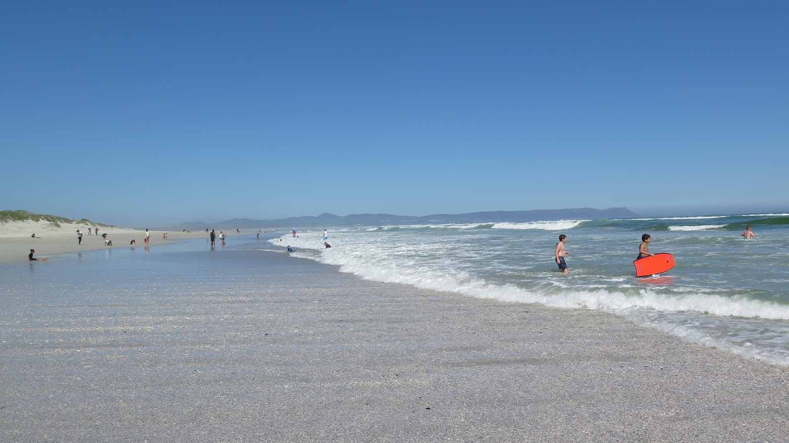 Foto di Grotto beach e l'insediamento
